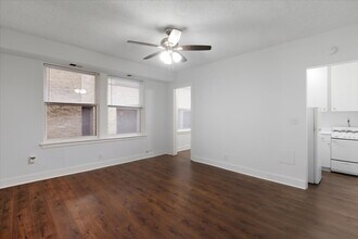 3727 N Pine Grove Ave, Unit 205 in Chicago, IL - Foto de edificio - Building Photo