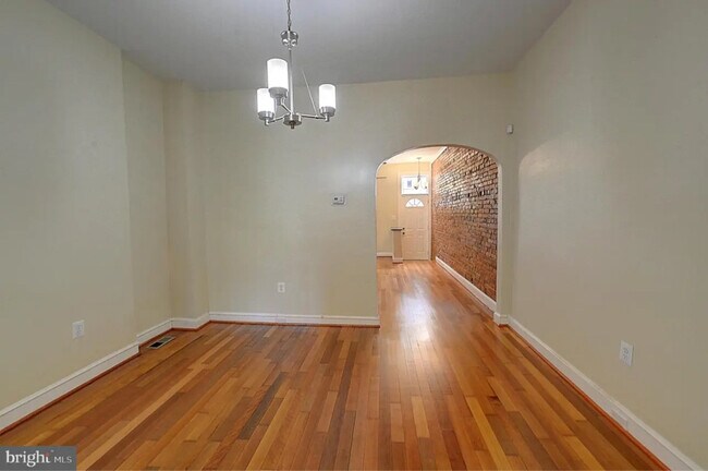 2331 Guilford Ave in Baltimore, MD - Foto de edificio - Building Photo