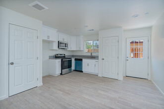 1222 Jeffrey st in Bakersfield, CA - Building Photo - Interior Photo