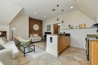 1774 Beacon St, Unit 6 in Brookline, MA - Building Photo - Building Photo