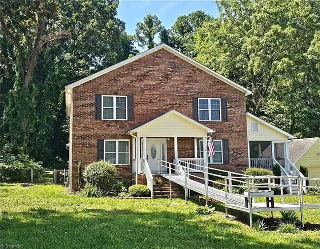 711 E Sunrise Ave in Thomasville, NC - Building Photo - Building Photo