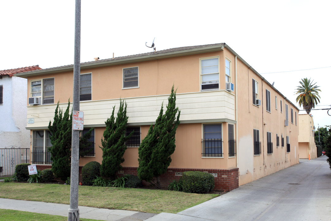 915 Gardenia Ave in Long Beach, CA - Building Photo