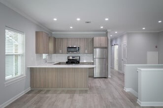 Fairfield Knolls At Deer Park 55+ in Deer Park, NY - Foto de edificio - Building Photo