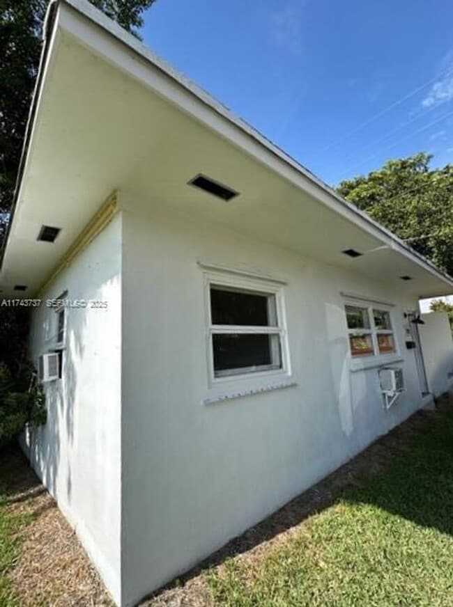 1998 NE 135th St in North Miami, FL - Building Photo - Building Photo