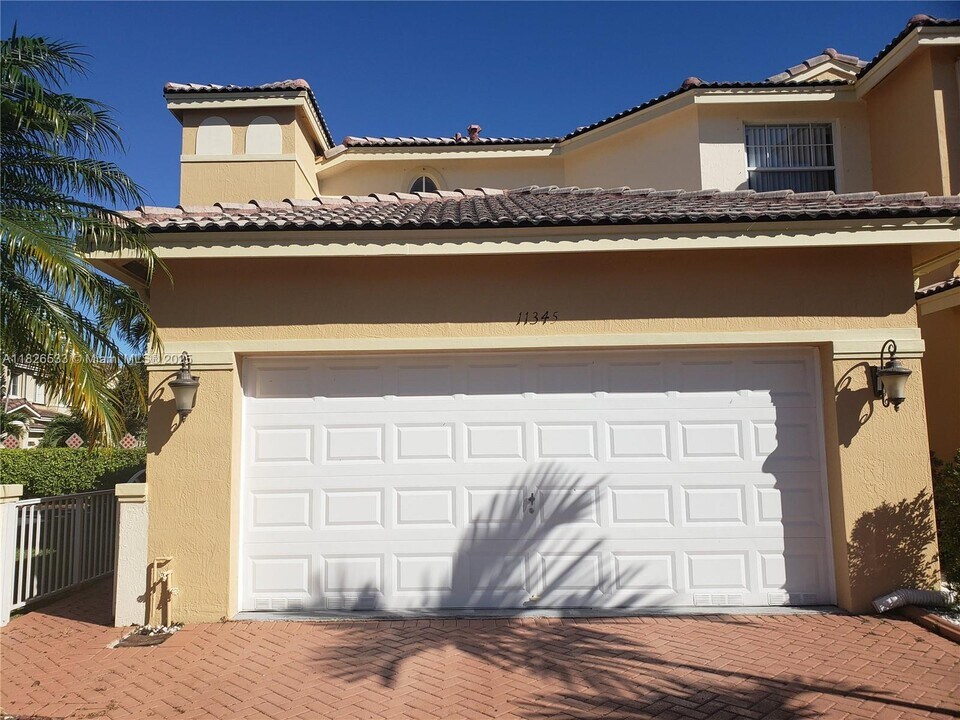 11345 NW 55th Ln in Doral, FL - Building Photo