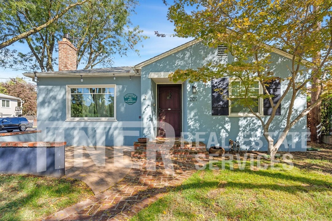 201 San Antonio Way in Sacramento, CA - Building Photo