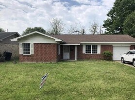 720 S 9th St in Nederland, TX - Building Photo