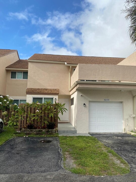 8239 NW 8th Ct in Plantation, FL - Building Photo