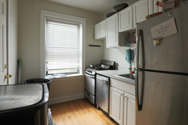 839 W Newport Ave, Unit J01P in Chicago, IL - Building Photo - Building Photo