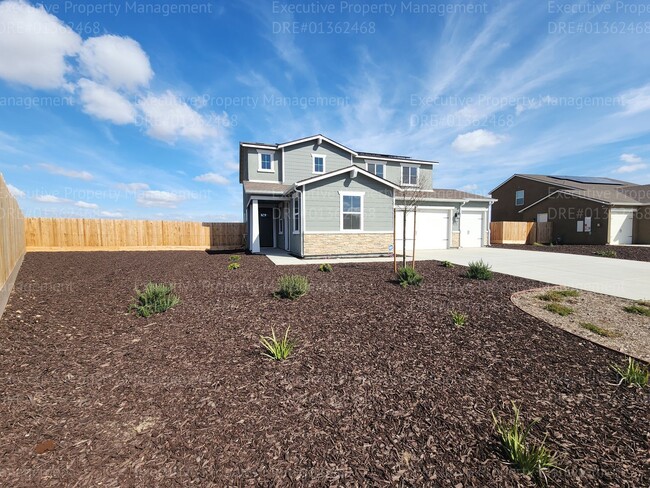 14316 Cloverdale Ln in Bakersfield, CA - Building Photo - Building Photo