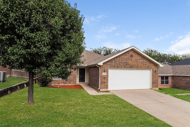 8105 Colbi Ln in Fort Worth, TX - Foto de edificio - Building Photo