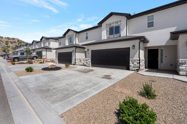 668 E Fiddlers Canyon Rd in Cedar City, UT - Building Photo - Building Photo