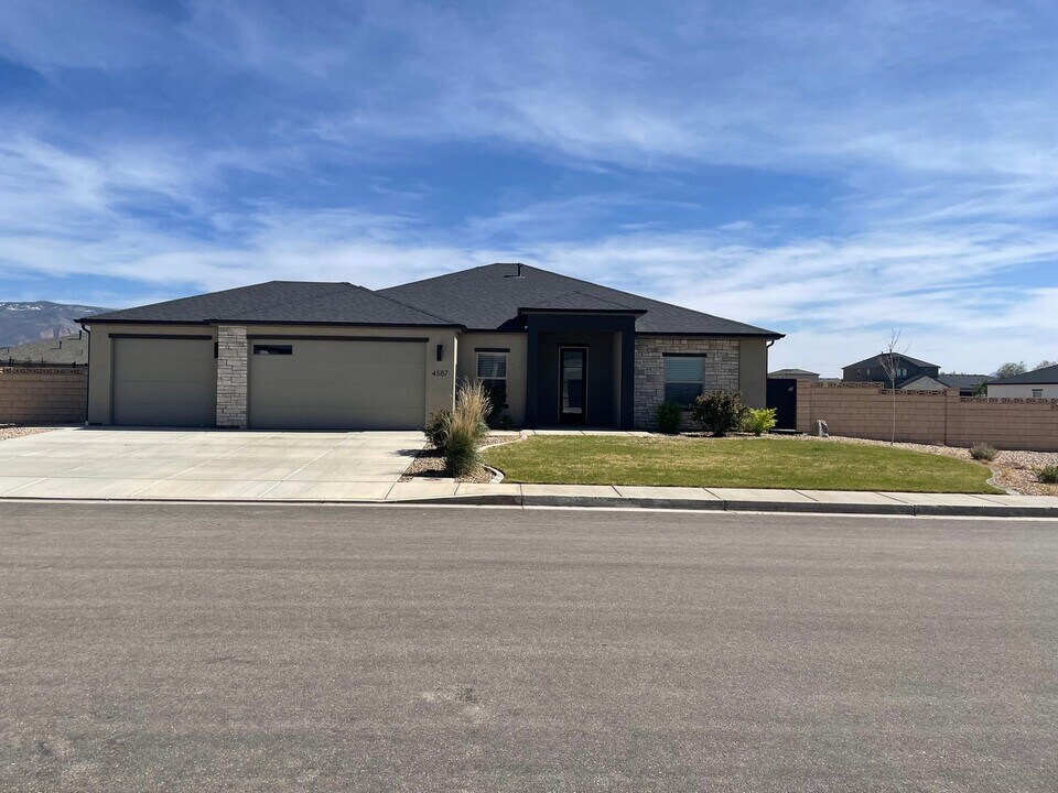 4587 W 275 N in Cedar City, UT - Building Photo