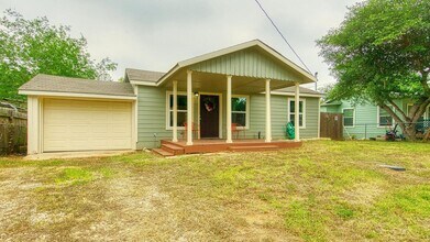 1310 S 4th St in Floresville, TX - Building Photo - Building Photo