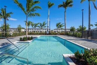 4941 Peacock Wy in Dania Beach, FL - Building Photo - Building Photo