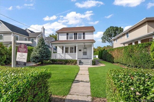 33 Avenue B in Port Washington, NY - Building Photo - Building Photo