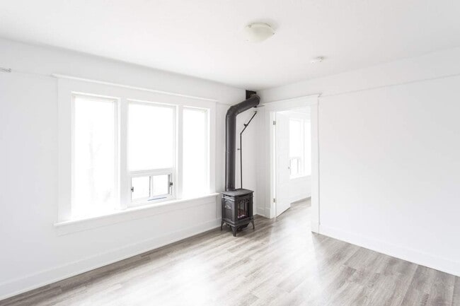 Royal & Wales Apartments in Kitchener, ON - Building Photo - Building Photo
