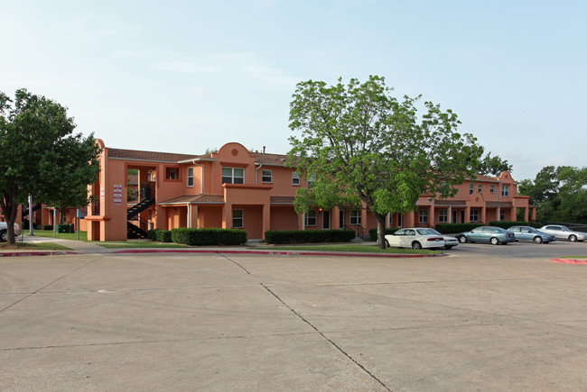 Little Mexico Village in Dallas, TX - Foto de edificio - Building Photo