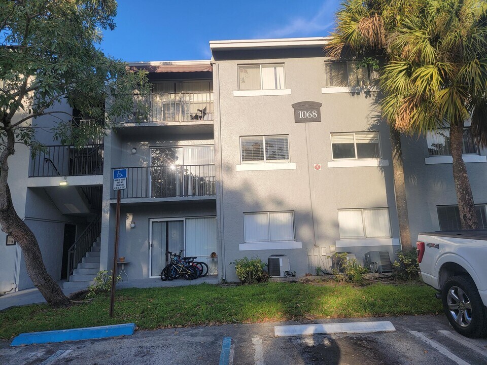 1068 Benoist Farms Rd in West Palm Beach, FL - Building Photo