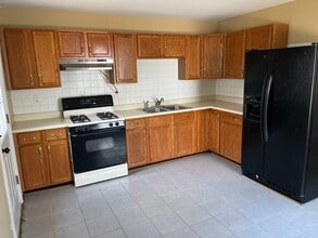 328 Cedar Cir in Streamwood, IL - Building Photo - Building Photo