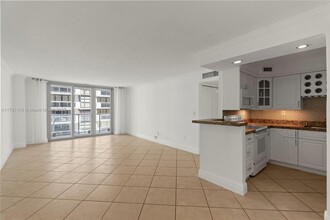 5701 Collins Ave, Unit 917 in Miami Beach, FL - Building Photo - Building Photo