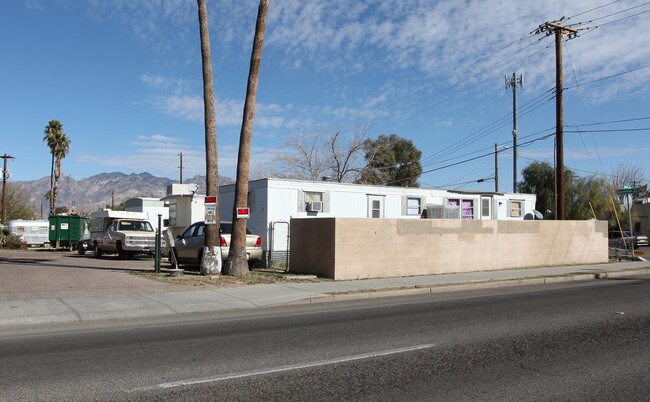 Adobe Manor in Tucson, AZ - Foto de edificio - Building Photo