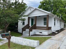 1904 E 10th St in Austin, TX - Building Photo