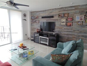 2780 NE 183rd St, Unit 140 in Aventura, FL - Foto de edificio - Building Photo