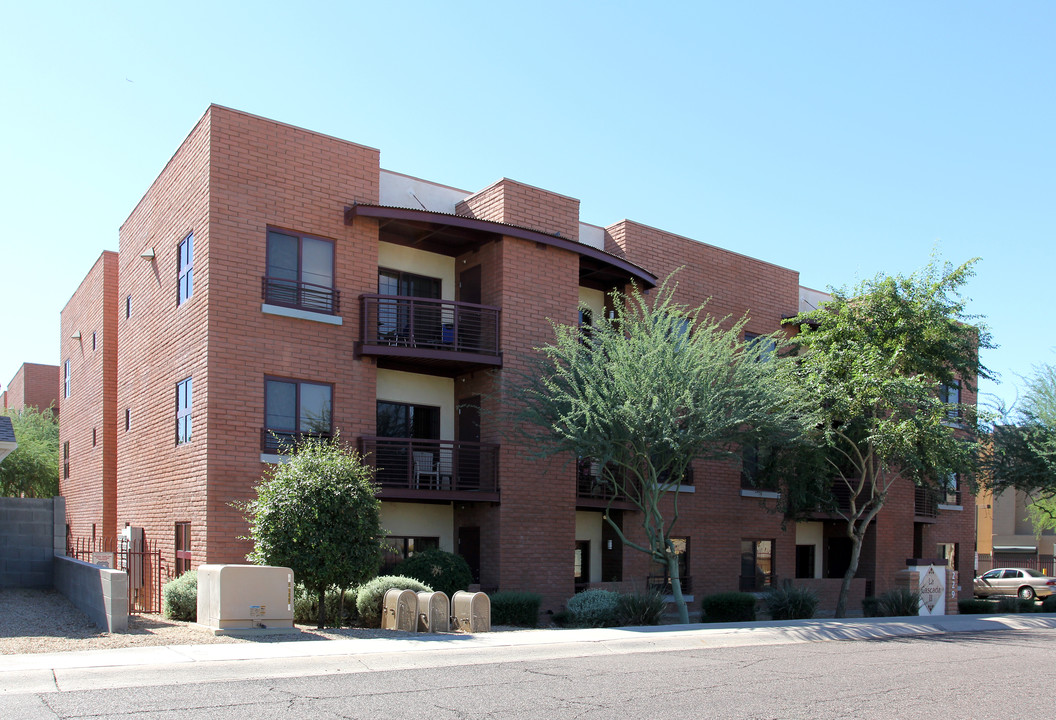 La Casacada II in Phoenix, AZ - Building Photo