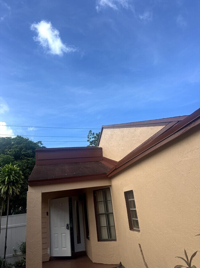 2441 SW 82nd Ave in Miramar, FL - Building Photo - Building Photo