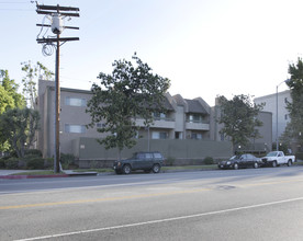 13221 Riverside Dr in Sherman Oaks, CA - Building Photo - Building Photo