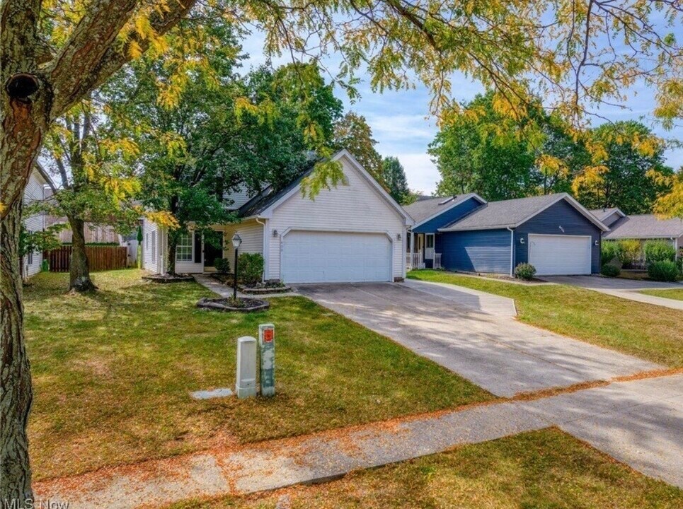 430 Charleton Dr in Medina, OH - Building Photo