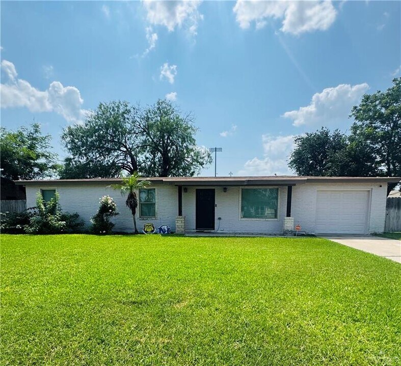 2011 N 17th St in McAllen, TX - Building Photo