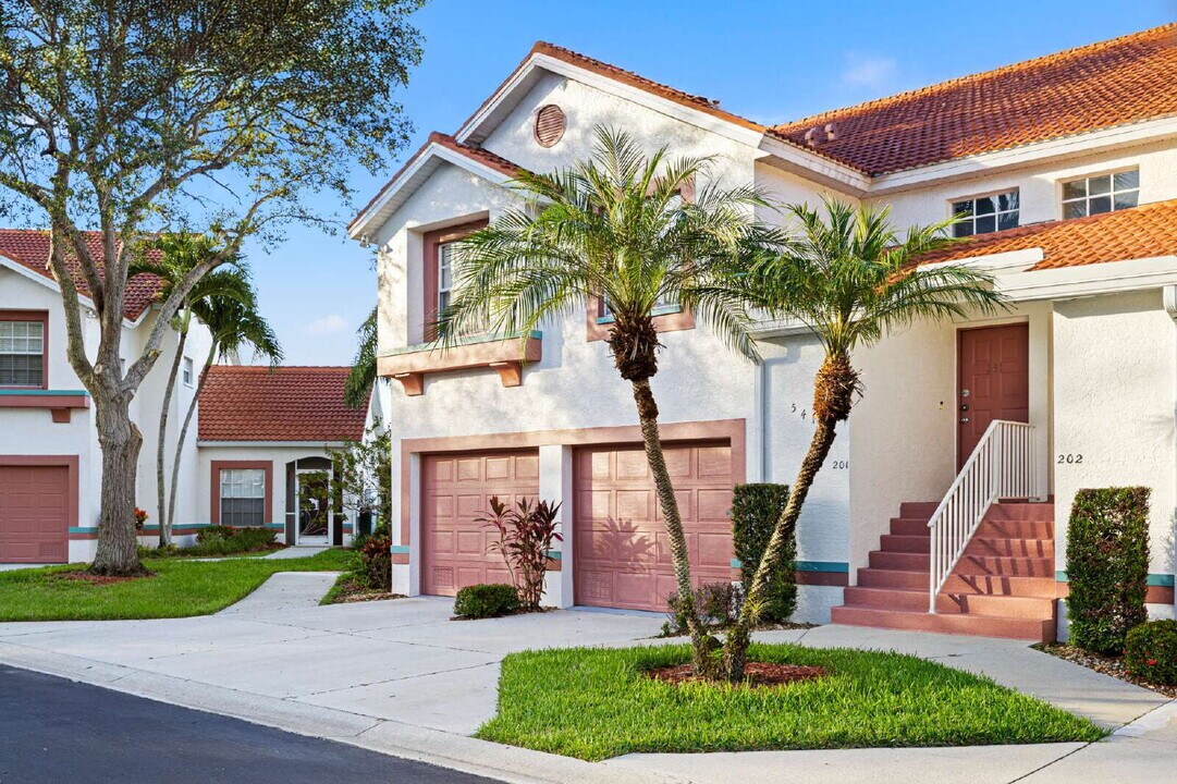 541 Windsor Sq in Naples, FL - Building Photo