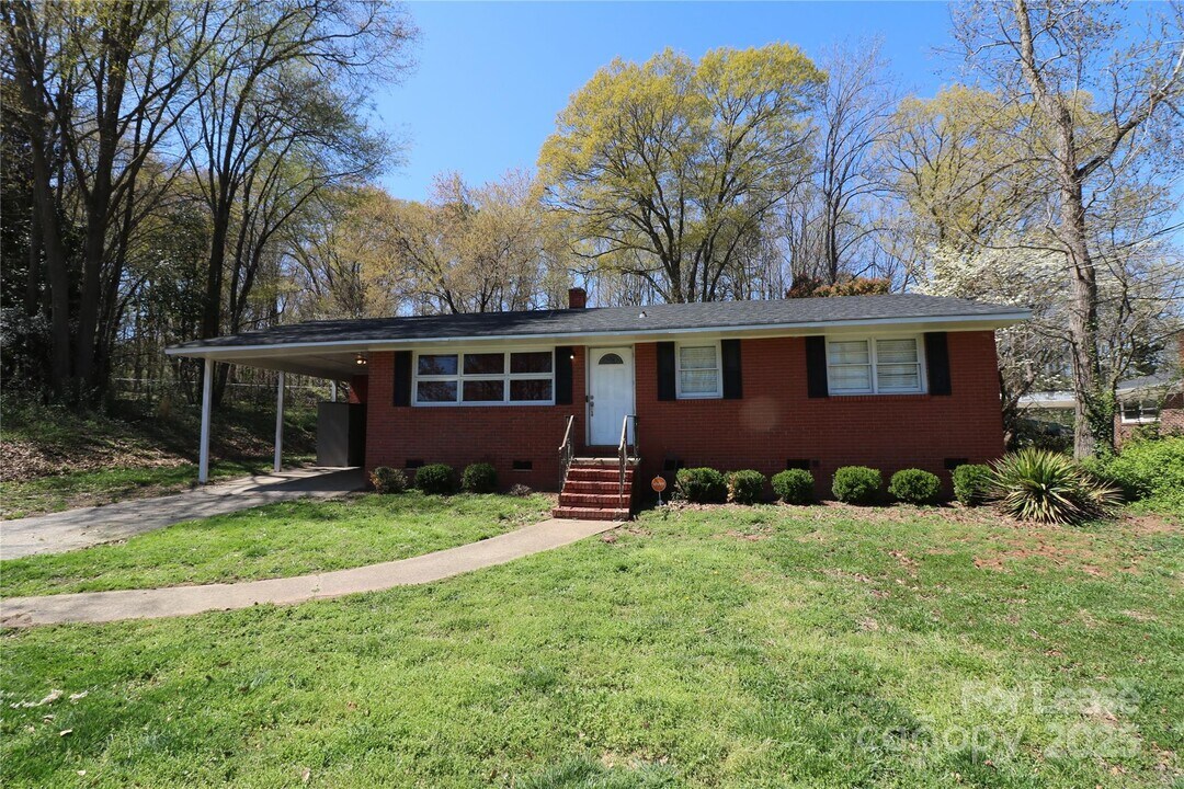 1043 Green Cir Dr in Gastonia, NC - Foto de edificio