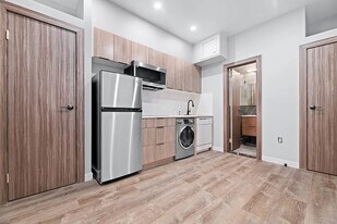 437 W 46th St in New York, NY - Building Photo