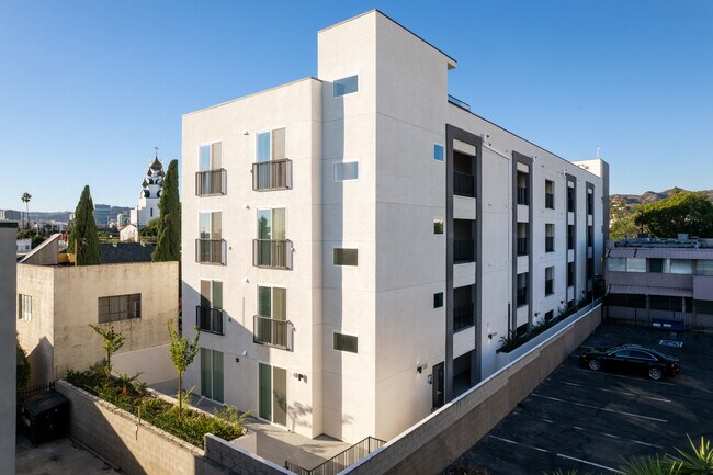 5342 Fountain Ave. in Los Angeles, CA - Building Photo - Building Photo