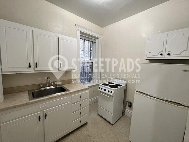 27 Park Dr in Boston, MA - Building Photo - Building Photo