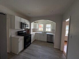 137 Worcester Ave, Unit 1 in Riverside, RI - Building Photo