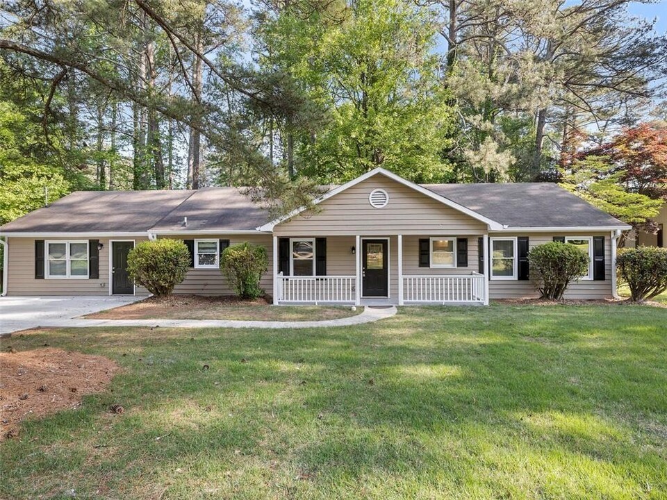 1129 Ramblewood Dr in Marietta, GA - Foto de edificio