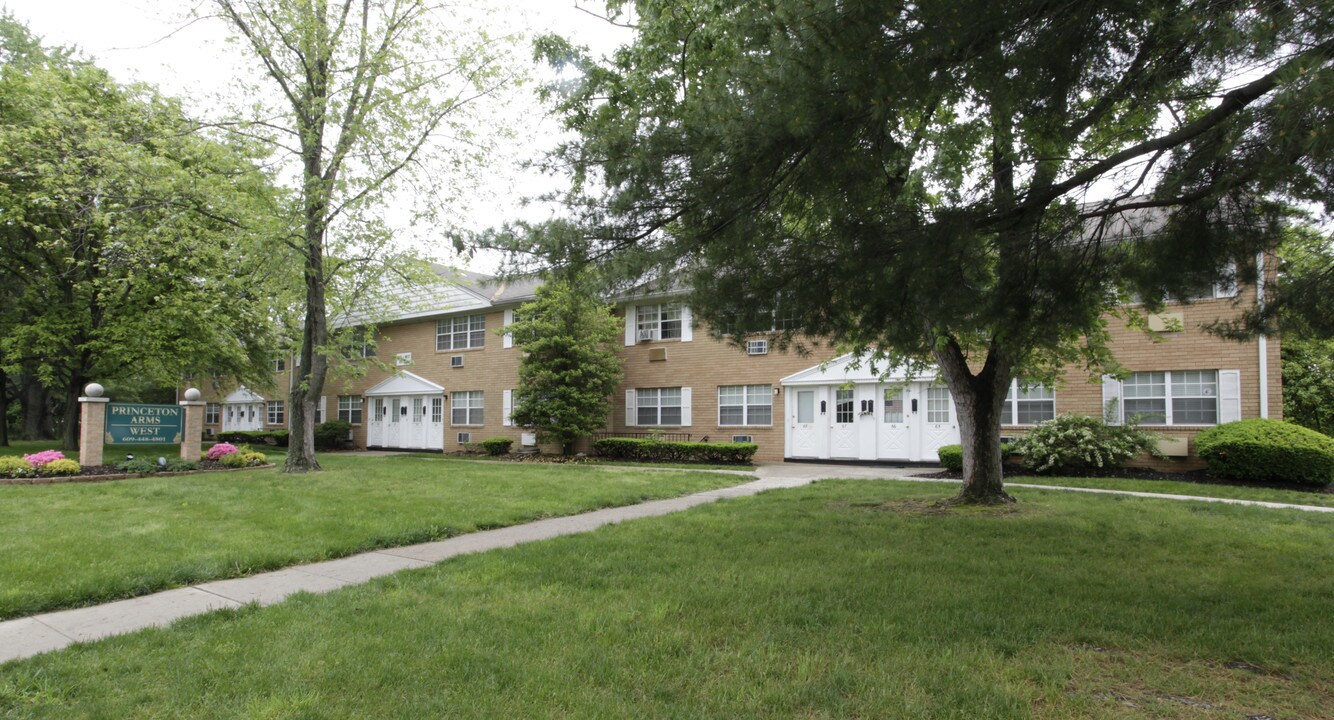 Princeton Arms West in Hightstown, NJ - Building Photo