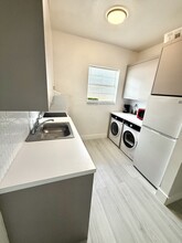 1043 NW 2nd St, Unit 16 in Miami, FL - Foto de edificio - Building Photo