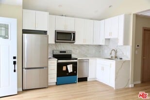 8235 Alcove Ave in Los Angeles, CA - Building Photo