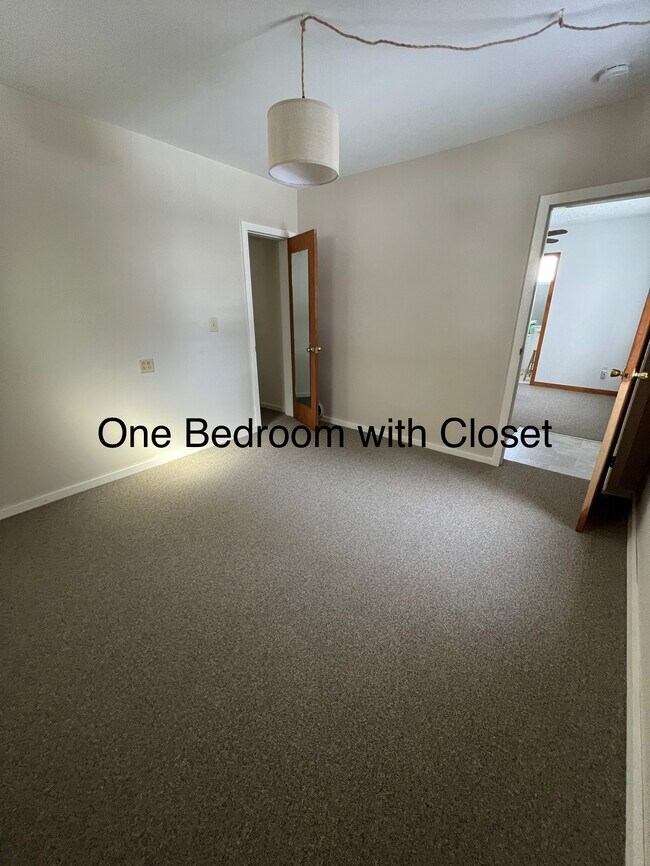25 Adirondack Ave, Unit One Bedroom First Floor in Warrensburg, NY - Building Photo - Building Photo