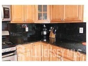 95 Amy Dr in North Brunswick, NJ - Building Photo - Building Photo
