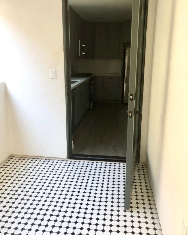 5731 Lexington Ave, Unit 301 in Los Angeles, CA - Building Photo - Building Photo