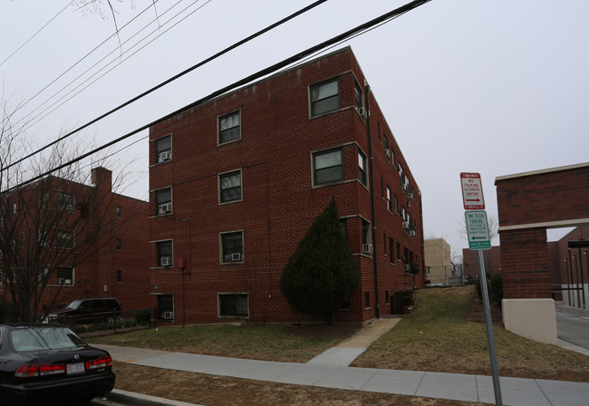 920 Peabody St NW in Washington, DC - Building Photo - Building Photo