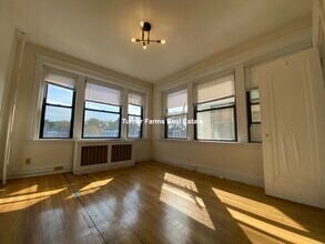 223 Saint Paul St, Unit 2 in Brookline, MA - Foto de edificio - Building Photo