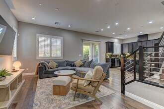 10360 Pescado Ln in Las Vegas, NV - Building Photo - Building Photo