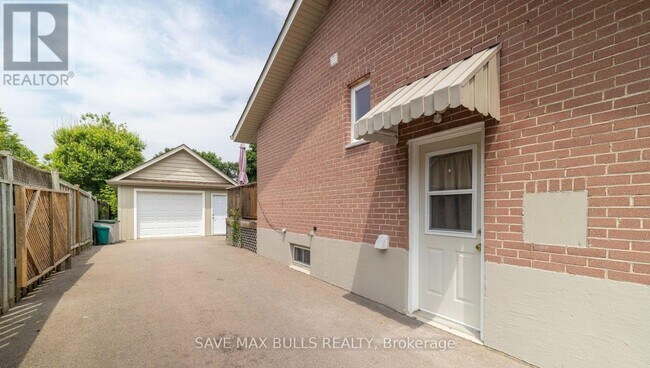 371 Meadowbrook Dr in Milton, ON - Building Photo - Building Photo